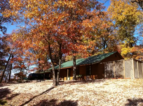 Charming 2-bedroom cabin with WiFi, AC in peaceful Eureka Springs - Hytter
