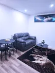 Elegant Modern Suite with Free Parking near Parks, Malls & Transit - บังกะโล