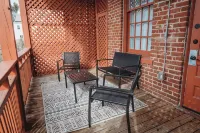 Insta-worthy 2Bd/1Ba Apt Steps from Downtown!