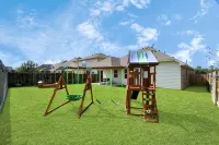 Cinco Ranch Furnished 1 Story Home, King Beds, Walking Trail, Sleeps 6+ - 4-Star