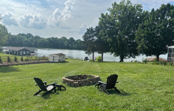 Waterfront Home Newly Renovated Beautiful Lake Views / Deck with 2 kayaks