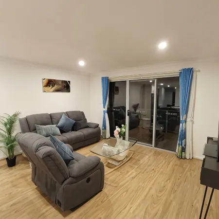 Stylish 4 bedroom 3 bathroom lakeside townhouse