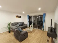 Stylish 4 bedroom 3 bathroom lakeside townhouse