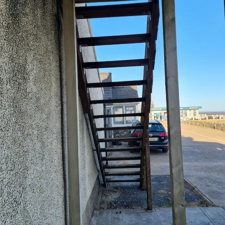 Beachside Apartment with Stunning Sea Views (only a few steps from the beach Отели в г. Пендин