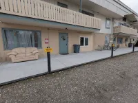 Centrally Located 2Br: Mins to Airport, Full Kitchen, WiFi & on-Site Laundry. - Condos