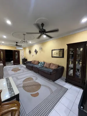 Anwar Kluang Homestay (Muslim Only) - New