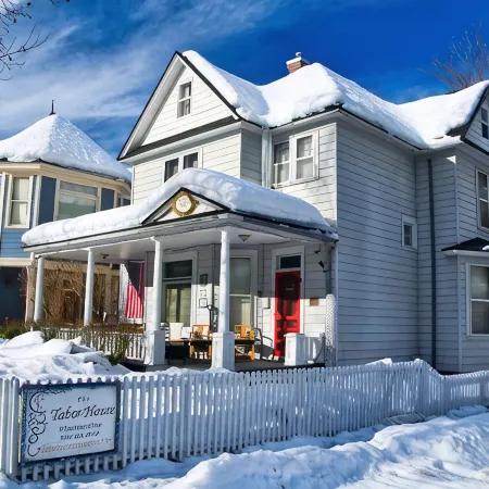 Tabor House All Season Vacation Rental LLC/Perfect for Families, Pets Welcome