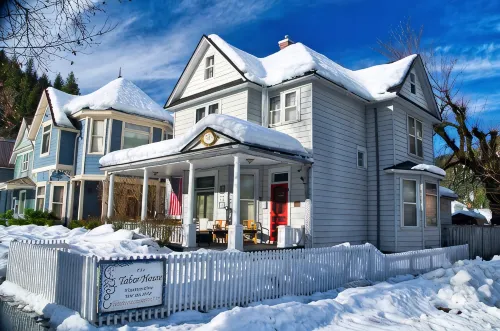 Tabor House All Season Vacation Rental LLC/Perfect for Families, Pets Welcome