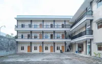 Sans Hotel Queen Batu - parcheggio
