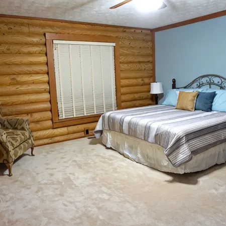 Wild Vines Log Cabin .5miles from Ky Lake, Hot Tub, Pool Table, 1500sqft Venue!