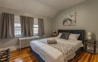 Modern ~ 3 Bedroom House ~ Sleeps 8 ~ 11 mins to Hartford - 무료 와이파이
