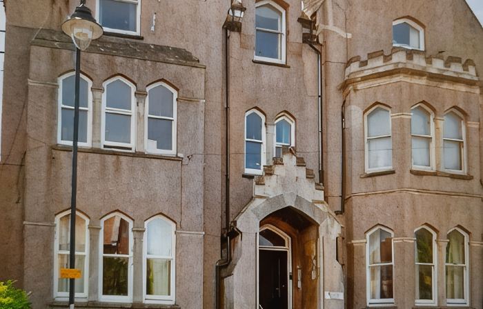 1 Bedroom apartment with a 5 minute walk into the town. Enclosed garden.