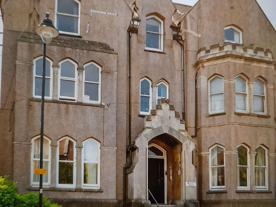 1 Bedroom apartment with a 5 minute walk into the town. Enclosed garden.