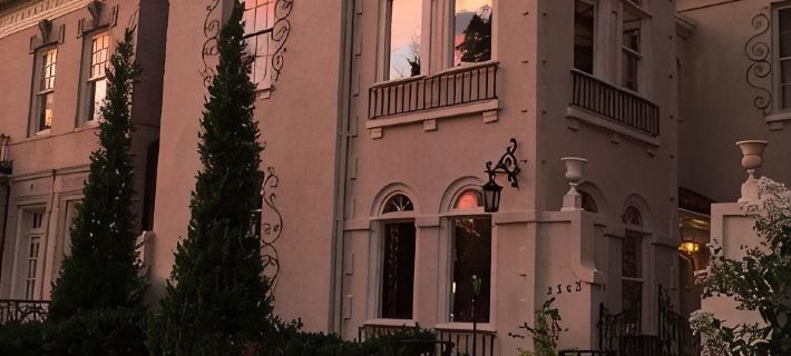Stunning Mediterranean Monument Avenue flat in the heart of RVA's Fan District โรงแรมในริชมอนด์