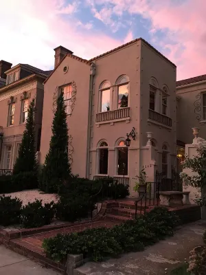 Stunning Mediterranean Monument Avenue flat in the heart of RVA's Fan District - キッチン