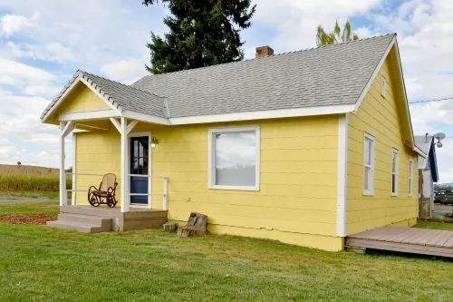 Coffee Klatch Cottage - Yellow - 3-Star