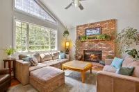 Large, Cozy, Mountain Home with Air Conditioning and Magical Backyard! - 4 ดาว
