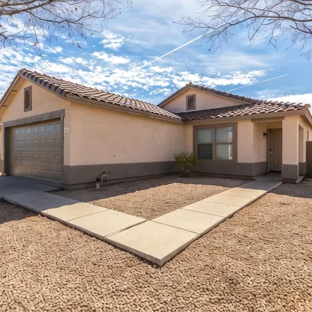 Family-Friendly Luxury ~ 1-Level Remodel, King Suite, BBQ Pergola & Golf Nearby