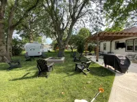 Knoxville Den: Walk to Track, Great for Families & Crews - Апартаменты