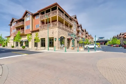 Riverstone Condo by Lake Cda~King Bed, Walk to Shops & Dining, Close to Downtown - 4 stjerner
