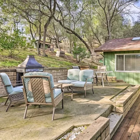 Charming Murphys Retreat: Luxury, Nature, and Wine Awaits! 5 mins to Main St!