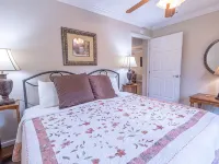 Ada-Friendly Estate Cottage • 2 King Beds • Quiet Retreat マーズ・ヒルのホテル