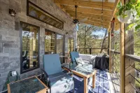 Cozy cabin in charming Eureka Springs with WiFi and AC - Alphydda