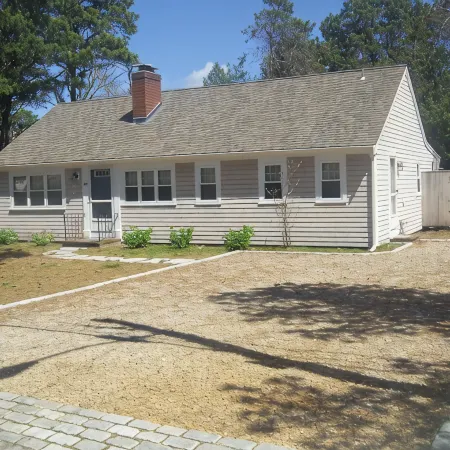 Short stroll to public and private beaches, cottage in Dennisport