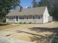 Short stroll to public and private beaches, cottage in Dennisport - 2-Star