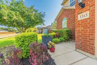 DFW Perfect Home with Garage Parking, Gated Yard,Business Amenities,Arcade game! - Jacuzzi