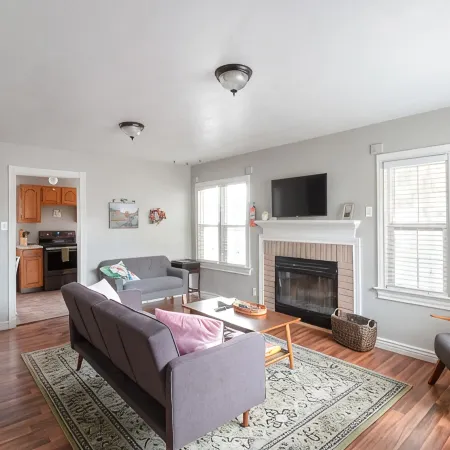 Sage Cottage: Cozy & Serene/ Sleeps 6 / Huge Yard!