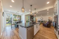 Modern luxury home - on 1/2 acre near Kalahari - 4성급