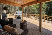 Creekside Couple's Retreat w Hot Tub, Sauna and Game Room, 2 Minutes from Lake - Alphydda