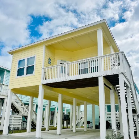 Rockport Cottage- awesome location + pool & 5 min from shopping and the beach!!!