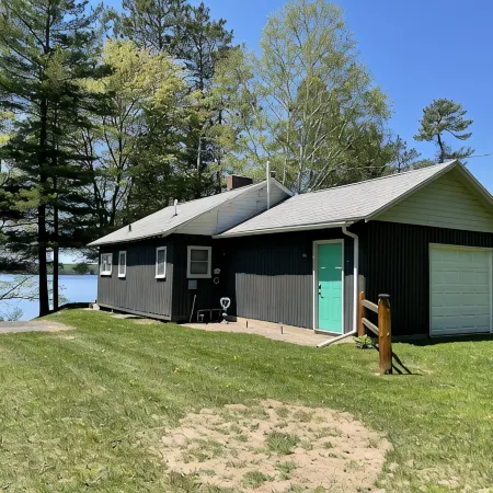 Spacious, three bedroom cottage on beautiful Lake Metonga. Hotels in Forest County