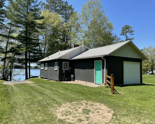 Spacious, three bedroom cottage on beautiful Lake Metonga. Hotels in Forest County