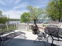 Charming 3-bedroom house in Conesus with lake access and dock for boat Hotels in Conesus