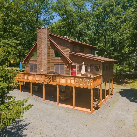 Pocono Chalet- walking distance to Lake Wallenpaupack- 3 Full baths