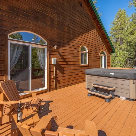 New! Tahoe Donner Alder Creek Retreat with Hot Tub. 5 BD//2.5BA