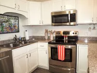 Newly Renovated Cozy Condo in Midtown Crossing