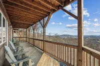 The Treetop Terrace, VIEWS, DECKS, SLEEPS 13 - Chalets