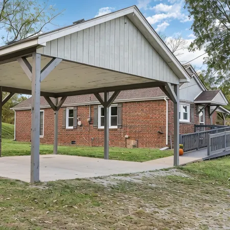 Updated Modern Farmhouse Near Downtown Dickson! Отели в г. Диксон