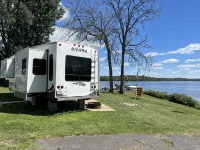 Lakeside 5th Wheel on beautiful Nelson Lake