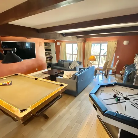 Modern 6 bedroom retreat, stunning lake views, close to village!