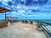 Coastal Casual Bliss: Beach + Pool + Rooftop Deck + Generator + Fast Internet - Homestays