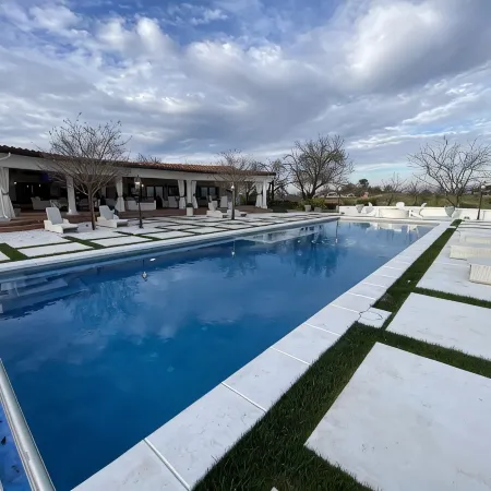 6 Bed 3 Bath House Surrounded by 10 Acres of Vines w Pool, Jacuzzi, & Fire Pit.
