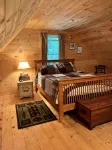 Knotty pine log cabin - boating, fishing, ATV trails and hiking! - Wifi