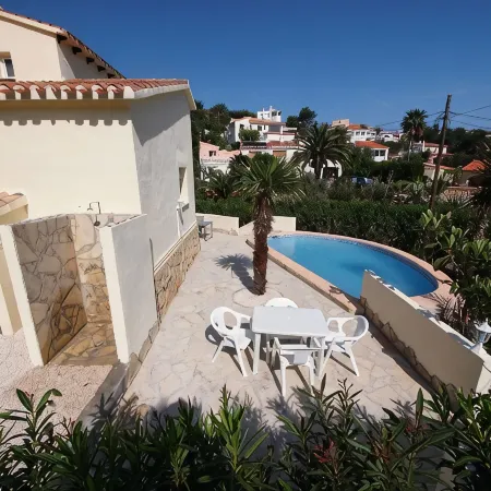Charming Detached Holiday Home with Private Pool–Close to Beach and Fully Fenced