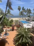 Spacious one bedroom oceanfront apartment - Pools