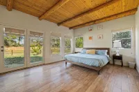 15 minutes from Murphys, Bocce Ball, Hot Tub, Pool Table, Sleeps 12 - 4-Star
